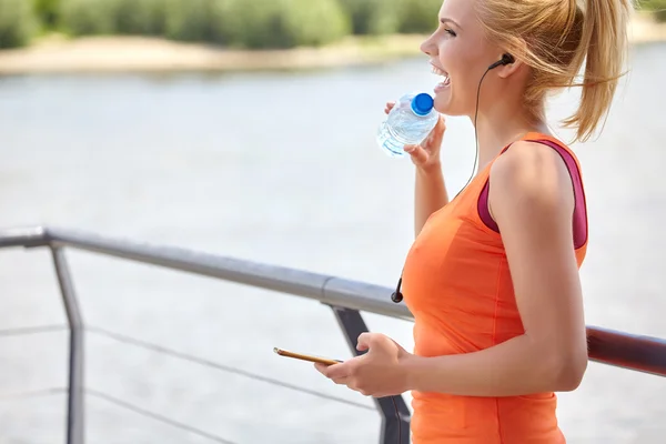 Fitness donna con acqua — Foto Stock