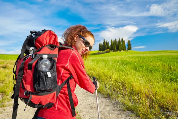 Ragazza vista delle colline di grano verde — Foto Stock