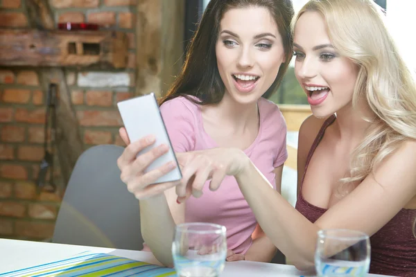 Ragazze che scattano foto al telefono — Foto Stock