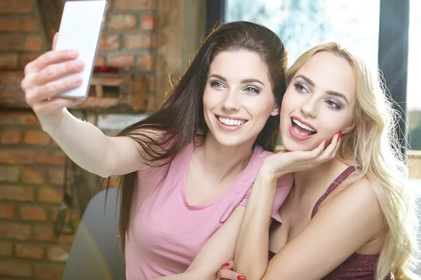 Meisjes nemen van foto's op telefoon — Stockfoto