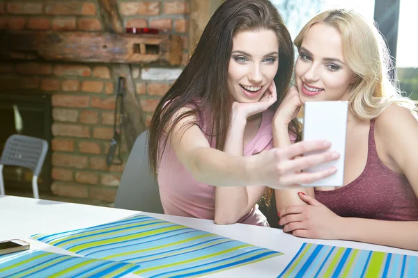Girls taking pictures on phone — Stock Photo, Image
