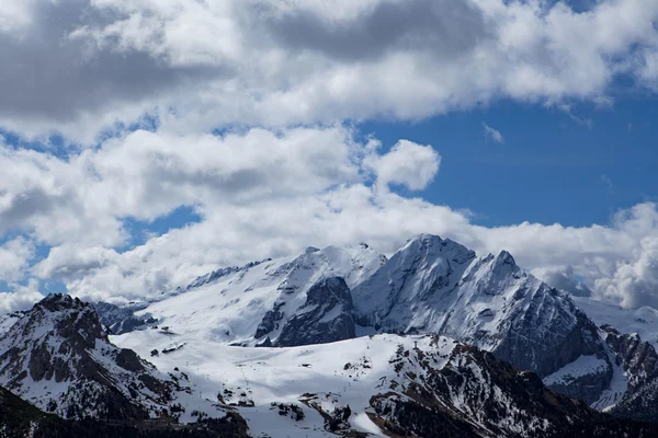 Paisagem típica das montanhas — Fotografia de Stock