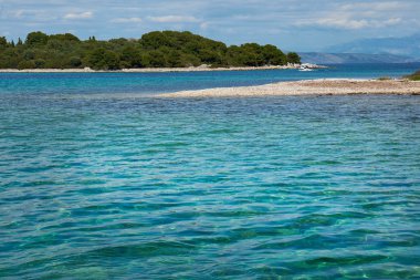 kristal berraklığında su