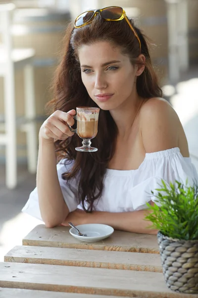 Hermosa mujer sentada en la cafetería —  Fotos de Stock