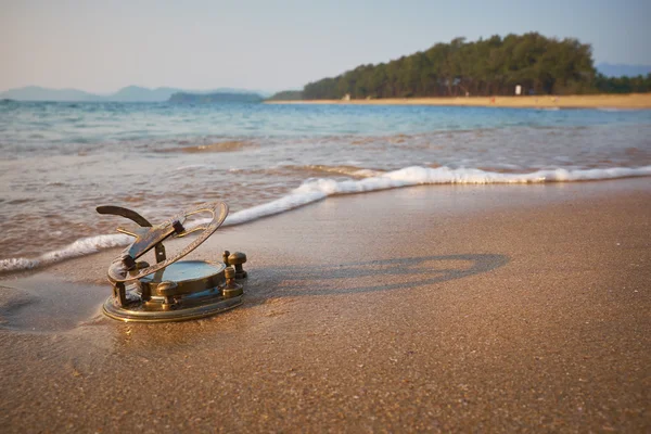 Beach with vintage sundial — Stock Photo, Image