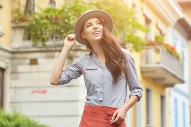 Modaya uygun kadın sokakta