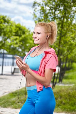 kadın telefon tutarak pier üzerine