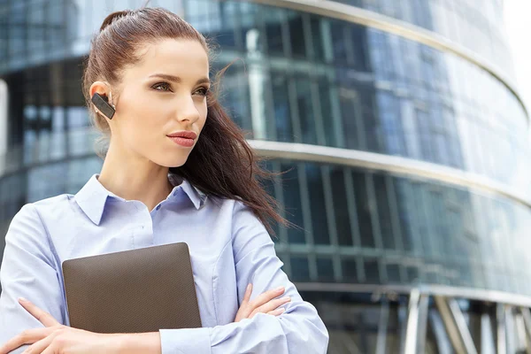 Femme d'affaires avec tablette numérique — Photo