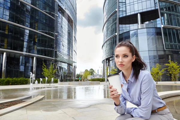 Businesswoman drinking coffee — Stock Photo, Image