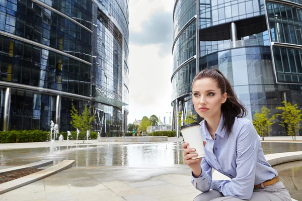 Donna d'affari che beve caffè — Foto Stock