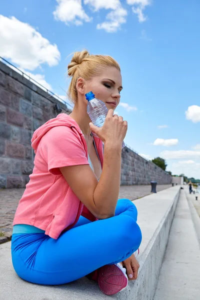 Mujer con agua después del entrenamiento al aire libre —  Fotos de Stock