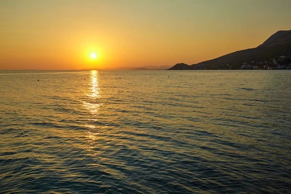 Rots strand bij zonsondergang — Stockfoto