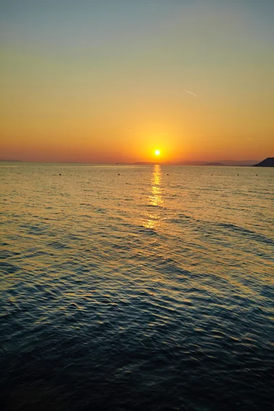 Rots strand bij zonsondergang — Stockfoto