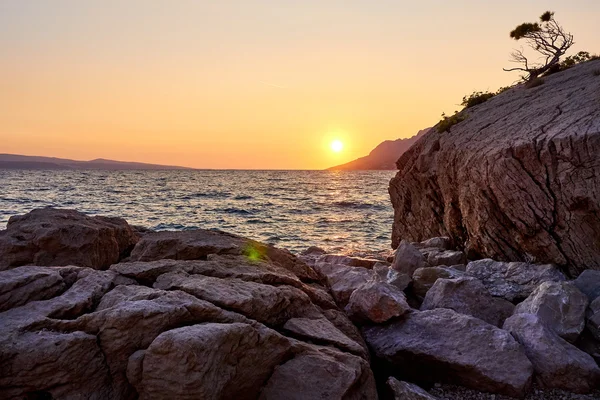 Rotsen eiland bij zonsondergang — Stockfoto