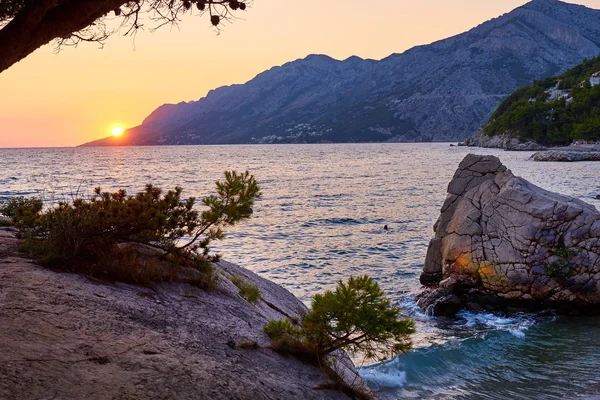 Ilha das rochas ao pôr do sol — Fotografia de Stock