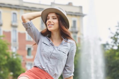 Yeşil bahçe kadında bahar 