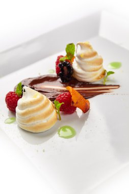 şekerli tatlı plaka üzerinde