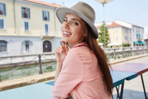 Mooie mode vrouw op straat — Stockfoto