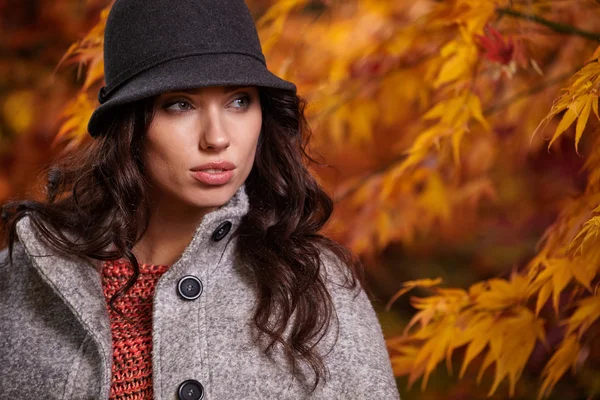 Mooie vrouw in de herfst — Stockfoto