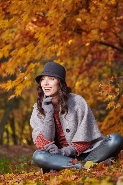 Schöne Frau im Herbst — Stockfoto