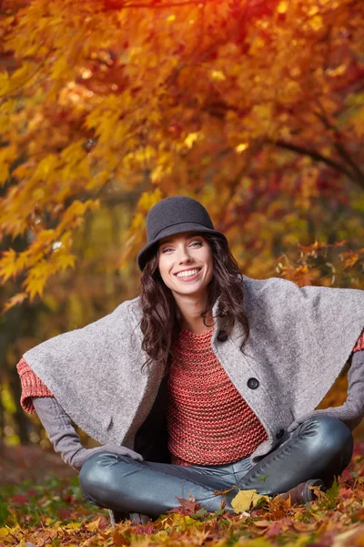 Beautiful woman in autumn — Stock Photo, Image