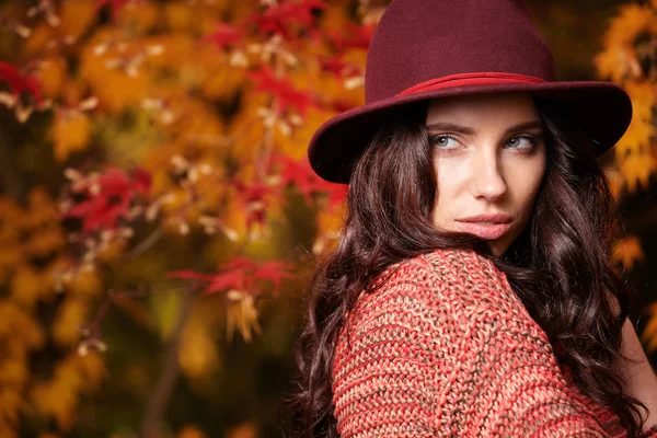 Schöne Frau im Herbst — Stockfoto