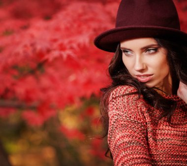 sonbahar aylarında açık havada yürüyen kadın