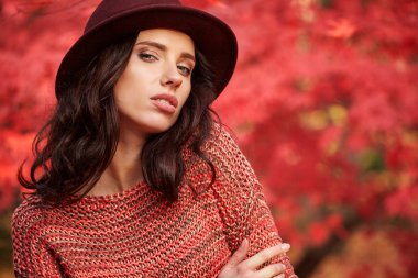 sonbahar aylarında açık havada yürüyen kadın