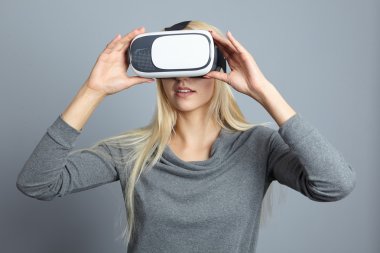 Sanal gerçeklik kulaklığı kullanan kadın.