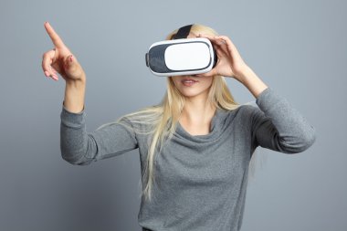 Sanal gerçeklik kulaklığı kullanan kadın.