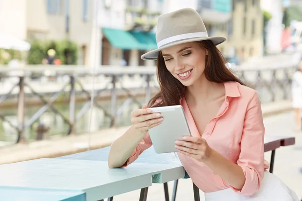 Mulher usando tablet digital — Fotografia de Stock