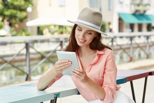 Mulher usando tablet digital — Fotografia de Stock