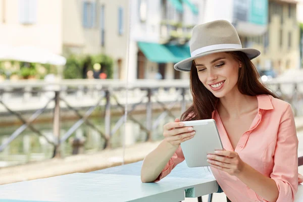 Mulher usando tablet digital — Fotografia de Stock