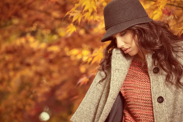 Bella ragazza in cappello — Foto Stock