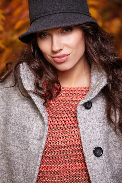 Bella ragazza in cappello — Foto Stock