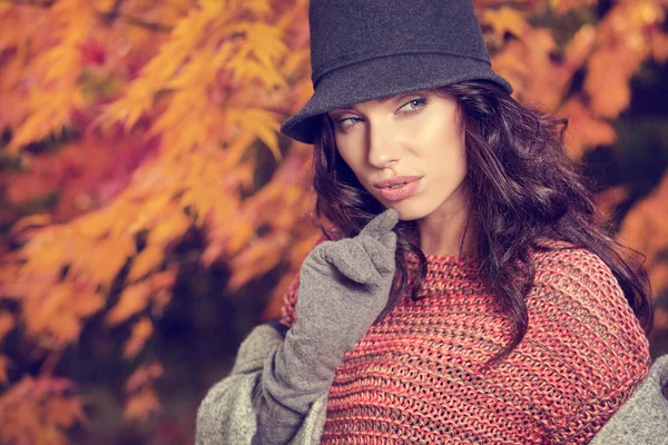 Bella ragazza in cappello — Foto Stock