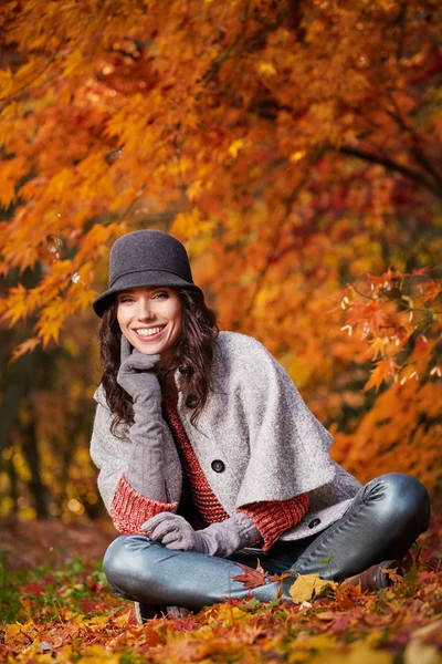 Vacker flicka i hatt — Stockfoto