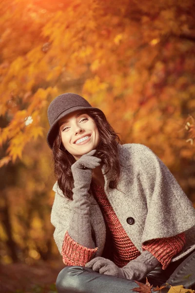 Hermosa chica en sombrero — Foto de Stock