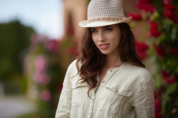 Жінка з капелюхом в саду — стокове фото