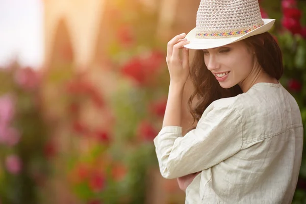 Frau mit Hut im Garten — Stockfoto