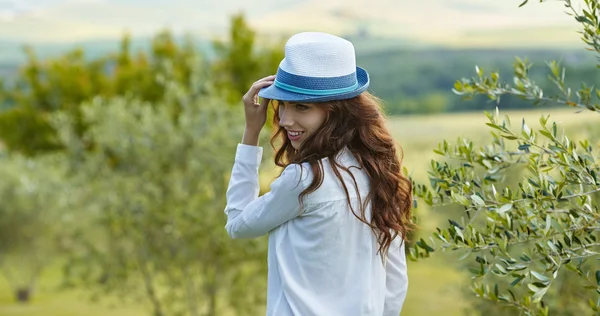 Žena s kloboukem v zahradě — Stock fotografie