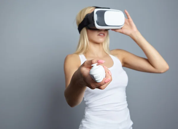 Femme utilisant le casque de réalité virtuelle — Photo