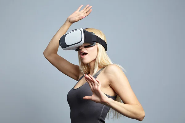 Mujer usando los auriculares de realidad virtual —  Fotos de Stock