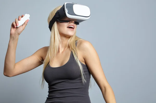 Vrouw met behulp van de virtual reality headset — Stockfoto