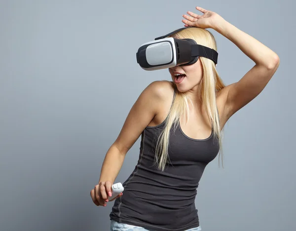 Frau mit dem Virtual-Reality-Headset — Stockfoto