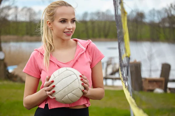 Sexy ragazza bionda giocare a pallavolo — Foto Stock