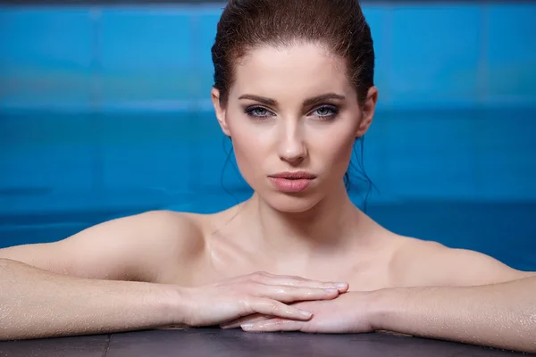 Jeune femme dans l'eau — Photo