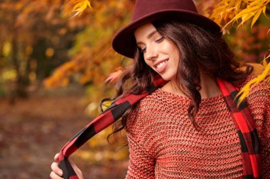 Sonbaharda parkta bir kadın