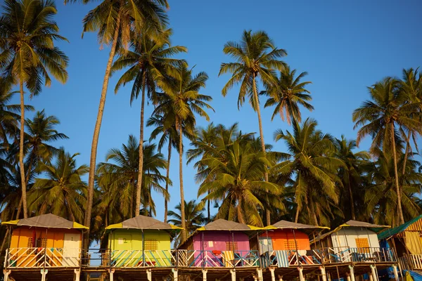 Cabanes colorées sur la plage de sable fin — Photo