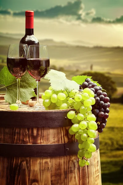 Red wine with barrel — Stock Photo, Image